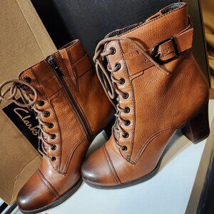 CLARKS SZ 9 GRANNY TAN LEATHER ACTIVE AIR ANKLE BOOTS